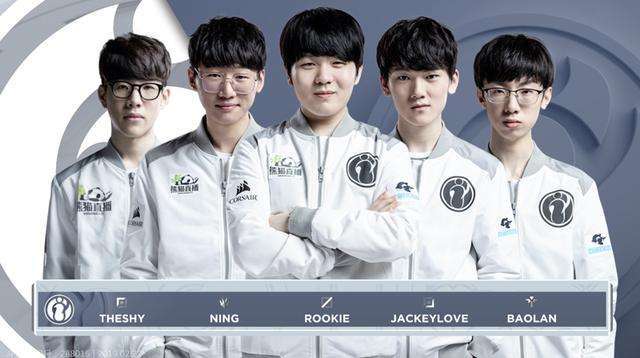 结束假期，记者：滕哈格即将回归卡灵顿，备战周末比赛